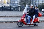Amsterdam 6 november 2020
Martijn Krabbe en zijn dochter Michelle Krabbe op zijn vespa scooter