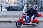 Amsterdam 6 november 2020
Martijn Krabbe en zijn dochter Michelle Krabbe op zijn vespa scooter