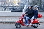 Amsterdam 6 november 2020
Martijn Krabbe en zijn dochter Michelle Krabbe op zijn vespa scooter