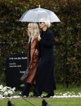 Naarden 8 oktober 2020
Begrafenis Jan des Bouvrie  op algemene begraafplaats Nieuw Valkeveen.
Monique en Bo des Bouvrie met daarachter Nicole des Bouvrie