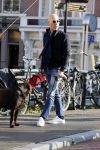 Den Haag 7 november 2020
Rogier Smit met zijn nieuwe look en hond Brownie op straat in Den Haag