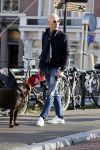 Den Haag 7 november 2020
Rogier Smit met zijn nieuwe look en hond Brownie op straat in Den Haag
