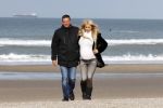 Scheveningen 22 oktober 2020
Samantha de Jong ( Barbie) hoogzwanger op het strand met partner Gerrit