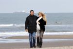 Scheveningen 22 oktober 2020
Samantha de Jong ( Barbie) hoogzwanger op het strand met partner Gerrit