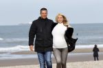 Scheveningen 22 oktober 2020
Samantha de Jong ( Barbie) hoogzwanger op het strand met partner Gerrit