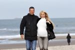 Scheveningen 22 oktober 2020
Samantha de Jong ( Barbie) hoogzwanger op het strand met partner Gerrit