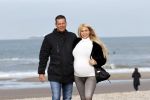 Scheveningen 22 oktober 2020
Samantha de Jong ( Barbie) hoogzwanger op het strand met partner Gerrit