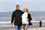 Scheveningen 22 oktober 2020
Samantha de Jong ( Barbie) hoogzwanger op het strand met partner Gerrit