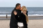 Scheveningen 22 oktober 2020
Samantha de Jong ( Barbie) hoogzwanger op het strand met partner Gerrit