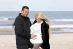 Scheveningen 22 oktober 2020
Samantha de Jong ( Barbie) hoogzwanger op het strand met partner Gerrit