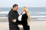 Scheveningen 22 oktober 2020
Samantha de Jong ( Barbie) hoogzwanger op het strand met partner Gerrit