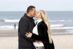 Scheveningen 22 oktober 2020
Samantha de Jong ( Barbie) hoogzwanger op het strand met partner Gerrit