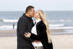 Scheveningen 22 oktober 2020
Samantha de Jong ( Barbie) hoogzwanger op het strand met partner Gerrit