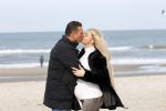 Scheveningen 22 oktober 2020
Samantha de Jong ( Barbie) hoogzwanger op het strand met partner Gerrit