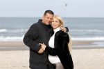 Scheveningen 22 oktober 2020
Samantha de Jong ( Barbie) hoogzwanger op het strand met partner Gerrit