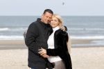 Scheveningen 22 oktober 2020
Samantha de Jong ( Barbie) hoogzwanger op het strand met partner Gerrit