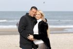 Scheveningen 22 oktober 2020
Samantha de Jong ( Barbie) hoogzwanger op het strand met partner Gerrit