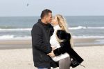 Scheveningen 22 oktober 2020
Samantha de Jong ( Barbie) hoogzwanger op het strand met partner Gerrit