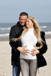 Scheveningen 22 oktober 2020
Samantha de Jong ( Barbie) hoogzwanger op het strand met partner Gerrit