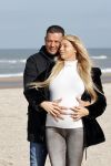 Scheveningen 22 oktober 2020
Samantha de Jong ( Barbie) hoogzwanger op het strand met partner Gerrit
