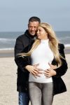 Scheveningen 22 oktober 2020
Samantha de Jong ( Barbie) hoogzwanger op het strand met partner Gerrit
