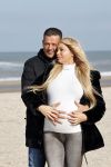 Scheveningen 22 oktober 2020
Samantha de Jong ( Barbie) hoogzwanger op het strand met partner Gerrit