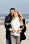 Scheveningen 22 oktober 2020
Samantha de Jong ( Barbie) hoogzwanger op het strand met partner Gerrit