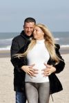 Scheveningen 22 oktober 2020
Samantha de Jong ( Barbie) hoogzwanger op het strand met partner Gerrit