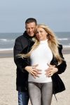 Scheveningen 22 oktober 2020
Samantha de Jong ( Barbie) hoogzwanger op het strand met partner Gerrit