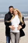 Scheveningen 22 oktober 2020
Samantha de Jong ( Barbie) hoogzwanger op het strand met partner Gerrit