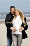 Scheveningen 22 oktober 2020
Samantha de Jong ( Barbie) hoogzwanger op het strand met partner Gerrit