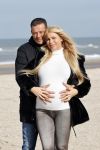 Scheveningen 22 oktober 2020
Samantha de Jong ( Barbie) hoogzwanger op het strand met partner Gerrit