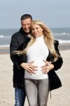 Scheveningen 22 oktober 2020
Samantha de Jong ( Barbie) hoogzwanger op het strand met partner Gerrit