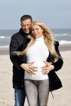 Scheveningen 22 oktober 2020
Samantha de Jong ( Barbie) hoogzwanger op het strand met partner Gerrit