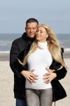 Scheveningen 22 oktober 2020
Samantha de Jong ( Barbie) hoogzwanger op het strand met partner Gerrit