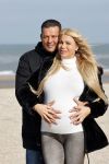 Scheveningen 22 oktober 2020
Samantha de Jong ( Barbie) hoogzwanger op het strand met partner Gerrit