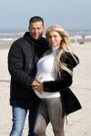 Scheveningen 22 oktober 2020
Samantha de Jong ( Barbie) hoogzwanger op het strand met partner Gerrit