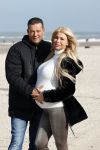Scheveningen 22 oktober 2020
Samantha de Jong ( Barbie) hoogzwanger op het strand met partner Gerrit