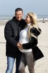Scheveningen 22 oktober 2020
Samantha de Jong ( Barbie) hoogzwanger op het strand met partner Gerrit