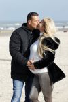 Scheveningen 22 oktober 2020
Samantha de Jong ( Barbie) hoogzwanger op het strand met partner Gerrit