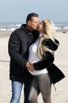 Scheveningen 22 oktober 2020
Samantha de Jong ( Barbie) hoogzwanger op het strand met partner Gerrit