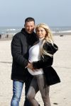 Scheveningen 22 oktober 2020
Samantha de Jong ( Barbie) hoogzwanger op het strand met partner Gerrit