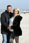 Scheveningen 22 oktober 2020
Samantha de Jong ( Barbie) hoogzwanger op het strand met partner Gerrit