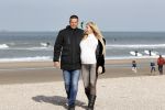 Scheveningen 22 oktober 2020
Samantha de Jong ( Barbie) hoogzwanger op het strand met partner Gerrit