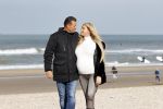 Scheveningen 22 oktober 2020
Samantha de Jong ( Barbie) hoogzwanger op het strand met partner Gerrit