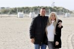 Scheveningen 22 oktober 2020
Samantha de Jong ( Barbie) hoogzwanger op het strand met partner Gerrit