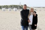 Scheveningen 22 oktober 2020
Samantha de Jong ( Barbie) hoogzwanger op het strand met partner Gerrit