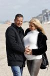 Scheveningen 22 oktober 2020
Samantha de Jong ( Barbie) hoogzwanger op het strand met partner Gerrit