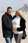 Scheveningen 22 oktober 2020
Samantha de Jong ( Barbie) hoogzwanger op het strand met partner Gerrit