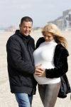 Scheveningen 22 oktober 2020
Samantha de Jong ( Barbie) hoogzwanger op het strand met partner Gerrit